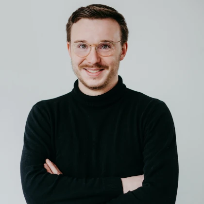 Hendrik Schipper, Steuerfachangestellter mit Schwerpunkt auf Einkommensteuer und Finanzbuchhaltung, in einem professionellen Porträt.