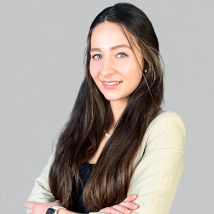 Nadine Saathoff, Kauffrau für Büromanagement, verantwortlich für das Kanzleimanagement, in einem professionellen Porträt.