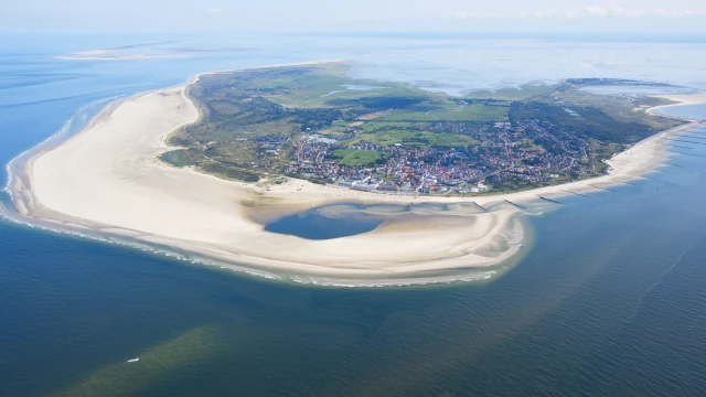 Luftaufnahme der Insel Borkum mit ihren Stränden, Dünen und der Nordsee.