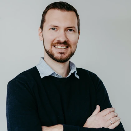 Dennis Schneider, Steuerfachwirt und Bachelor of Arts (BWL) mit Schwerpunkt Jahresabschluss, in einem professionellen Porträt.