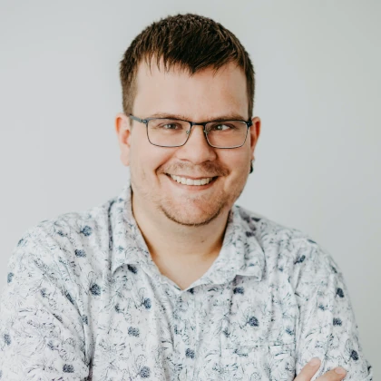 Dominik Klomfass, Auszubildender, in einem professionellen Porträt.
