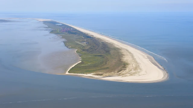 Luftaufnahme der Insel Juist mit ihren langen Sandstränden, Dünen und der Nordsee.