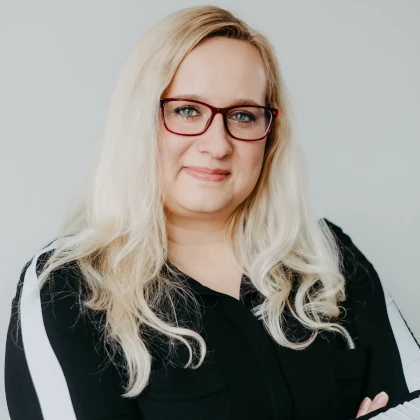Kathrin Kurzke, Steuerfachangestellte mit Schwerpunkt Finanz- und Lohnbuchhaltung, in einem professionellen Porträt.