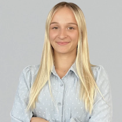 Lana Nitschke, Steuerfachangestellte mit Schwerpunkt Finanzbuchhaltung, in einem professionellen Porträt.