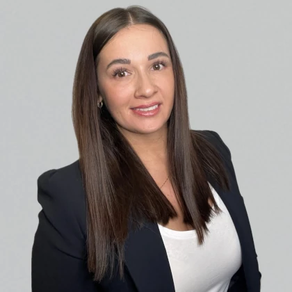 Elena Lebedev, Bankkauffrau und Assistenz der Kanzleileitung, in einem professionellen Porträt.