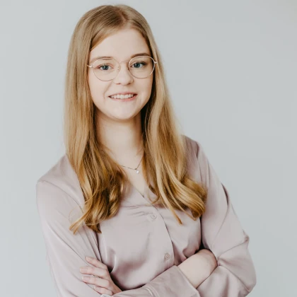 Lena Dringenberg, Steuerfachangestellte mit Schwerpunkt Finanz- und Lohnbuchhaltung, in einem professionellen Porträt.