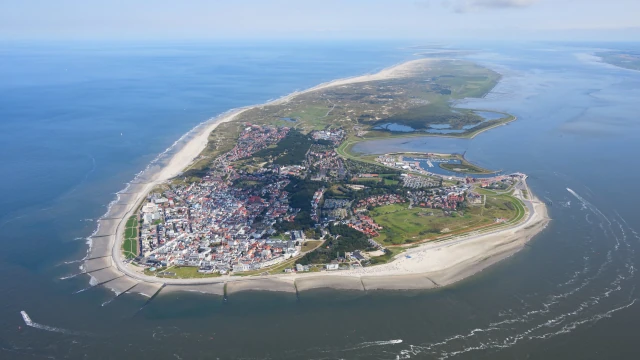 Luftaufnahme der Insel Norderney mit ihren Stränden, Dünen und der Nordsee.