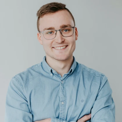 Tammo Barkhoff, Steuerfachangestellter mit Spezialisierung auf Lohnbuchhaltung, in einem professionellen Porträt.