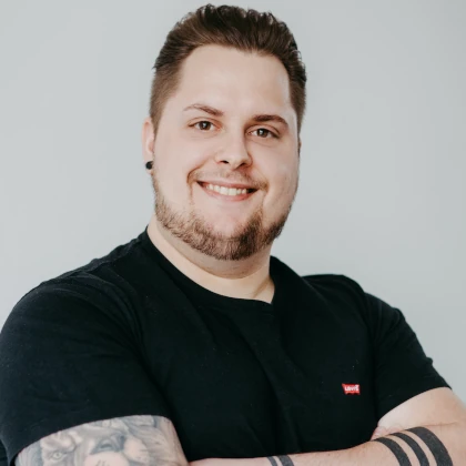 Timo Rüdiger, Steuerfachangestellter und Leiter der Bereiche Einkommensteuer, Finanzbuchhaltung und Jahresabschluss, in einem professionellen Porträt.
