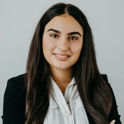 Yulyana Yalcin, Auszubildende, in einem professionellen Porträt.