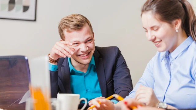 Motiviertes Team in einer Steuerberatungskanzlei – Zusammenarbeit und Freude am Beruf.