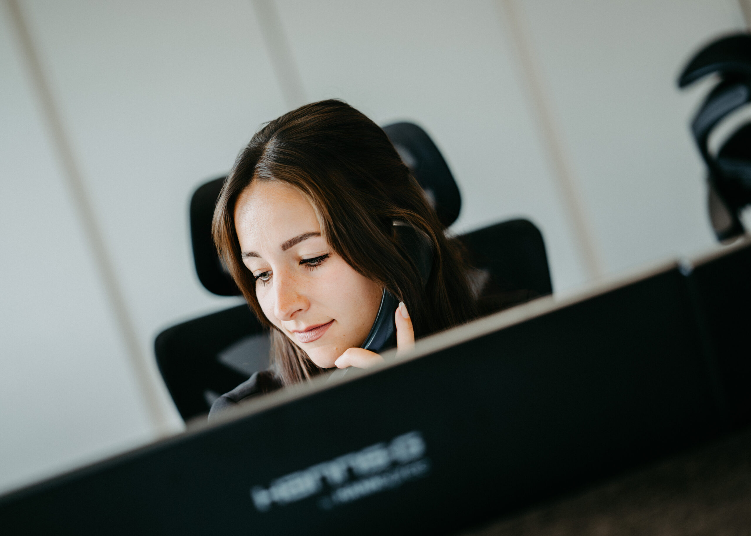 Eine Kollegin von AFP telefoniert.