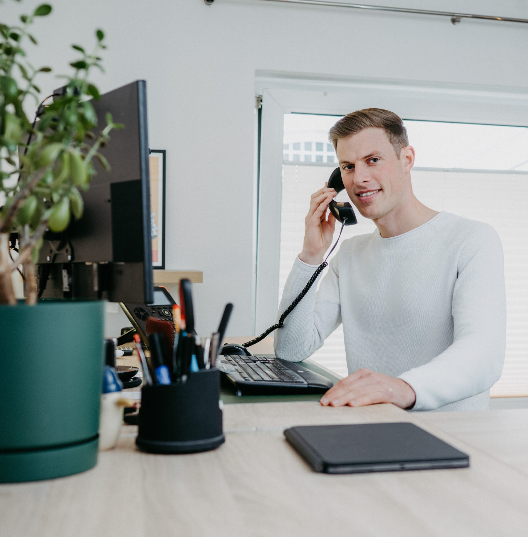 Ein Mitarbeiter von AFP steht am höhenverstellbaren Schreibtisch. Ein Mitarbeiter von AFP steht am höhenverstellbaren Schreibtisch.