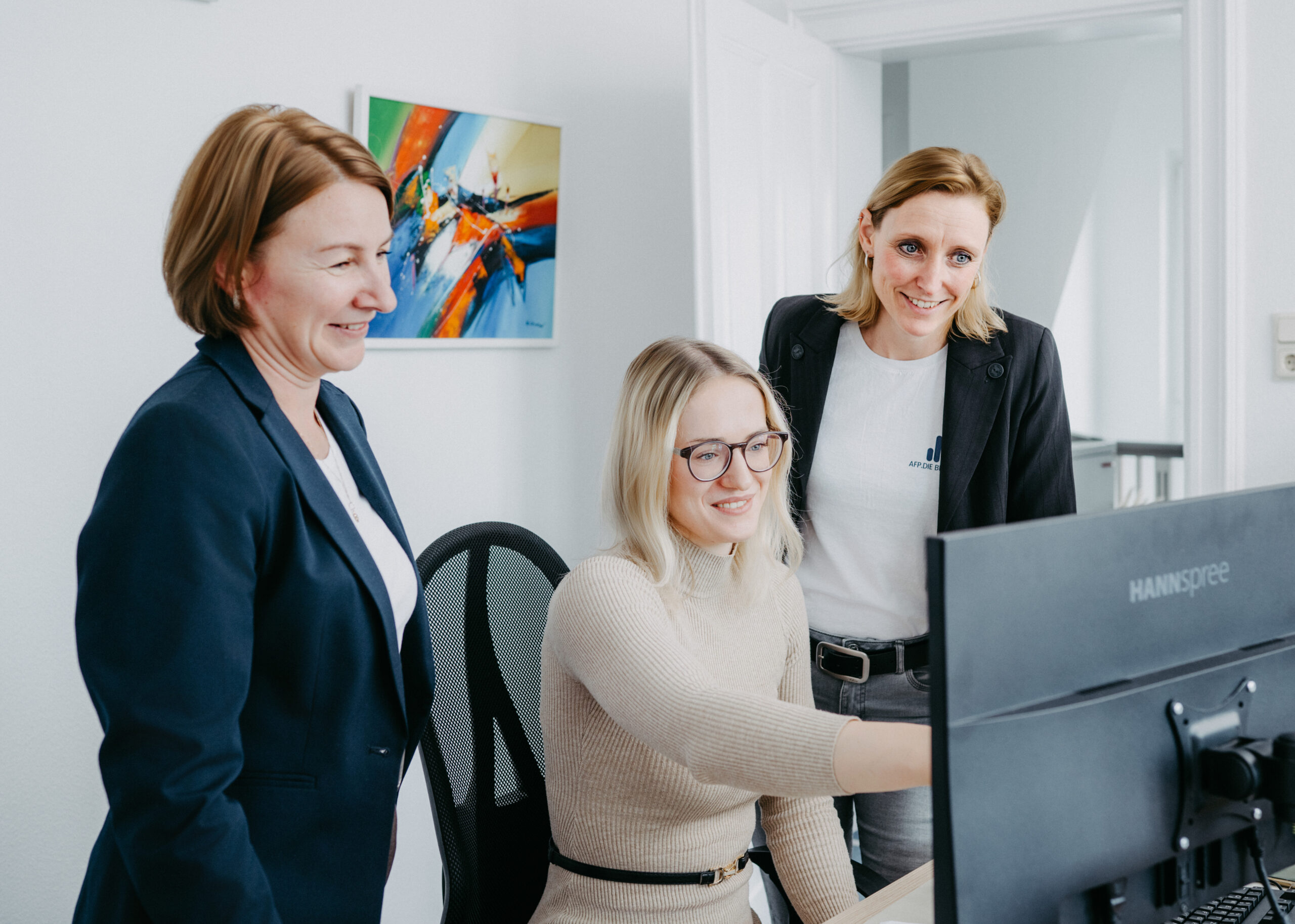 Drei Kolleginnen bei der Arbeit.