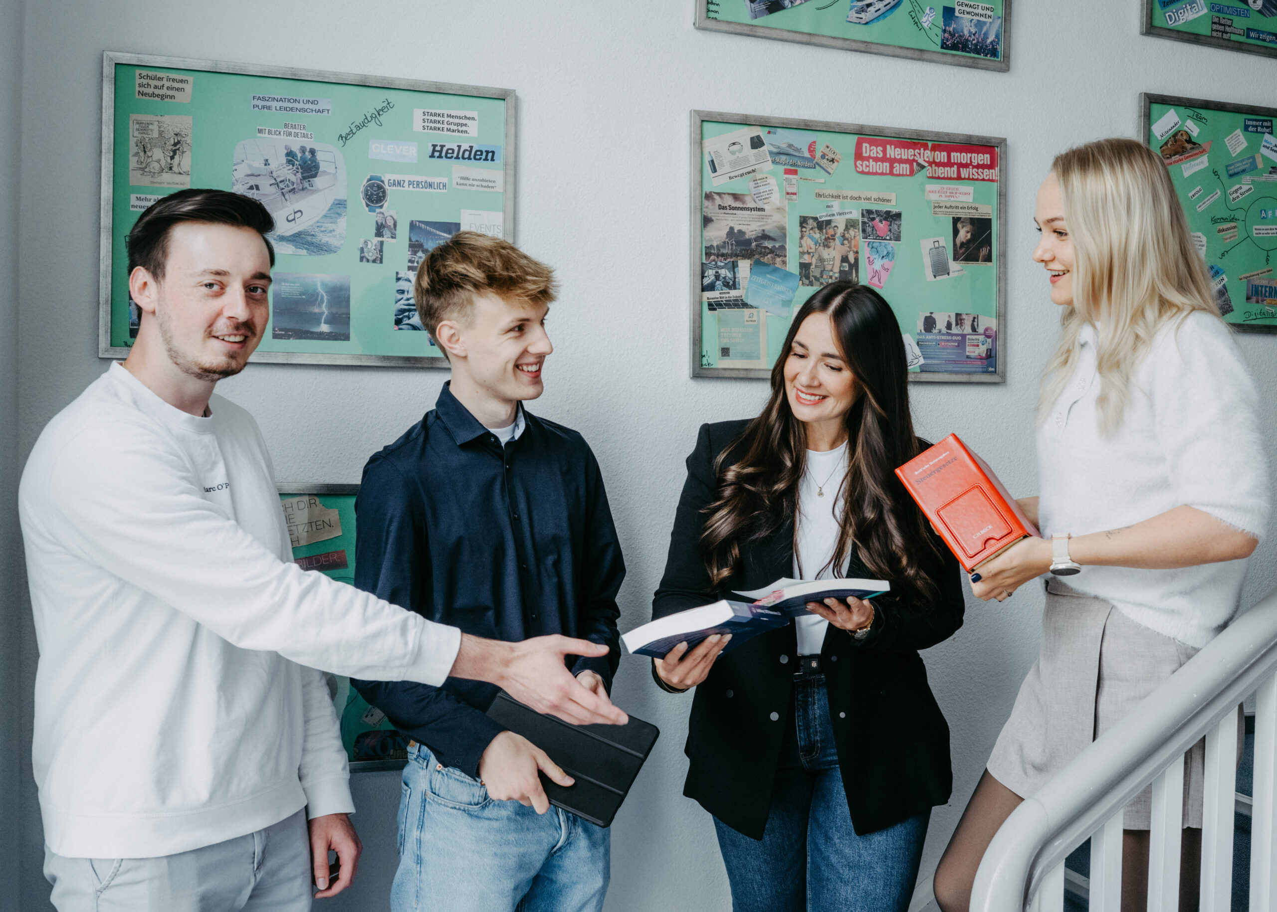 Zwei Auszubildende mit den Ansprechpartnern