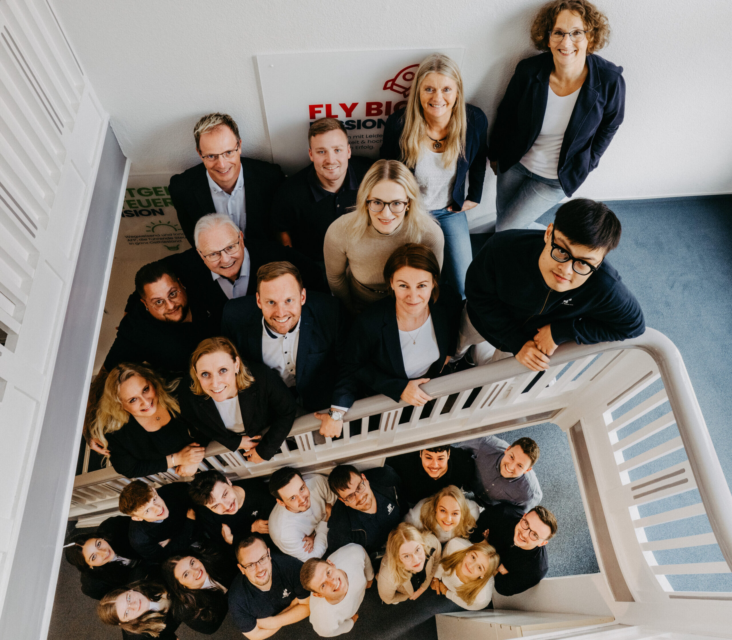 Das Team von AFP.DIE BERATER in Norden – Steuerberater, Wirtschaftsprüfer und Fachkräfte für Finanz- und Lohnbuchhaltung in einem Gruppenfoto.