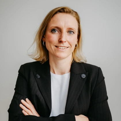 Claudia Feliksiak, Lohnbuchhalterin (IHK) und Rechtsanwaltsfachangestellte, lächelt professionell in die Kamera.