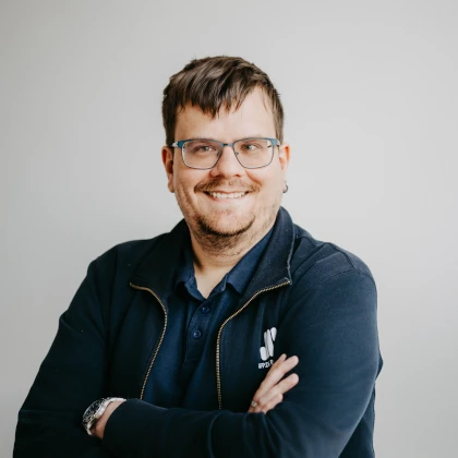 Dominik Klomfass, Auszubildender, in einem professionellen Porträt.