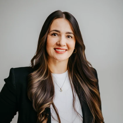 Elena Lebedev, Bankkauffrau und Assistenz der Kanzleileitung, in einem professionellen Porträt.