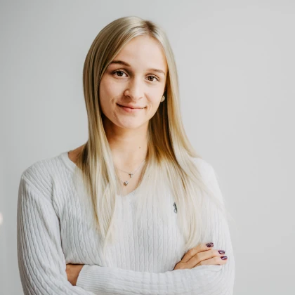 Lana Nitschke, Steuerfachangestellte mit Schwerpunkt Finanzbuchhaltung, in einem professionellen Porträt.