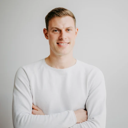 Matthias Giesenberg, Steuerfachangestellter mit Schwerpunkt Finanzbuchhaltung und Jahresabschluss, in einem professionellen Porträt.