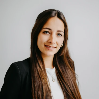 Nadine Saathoff, Kauffrau für Büromanagement, verantwortlich für das Kanzleimanagement, in einem professionellen Porträt.