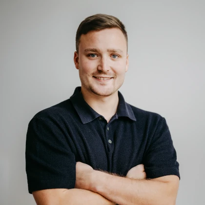 Tammo Barkhoff, Steuerfachangestellter mit Spezialisierung auf Lohnbuchhaltung, in einem professionellen Porträt.