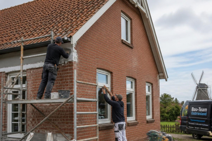 Handwerker bei Renovierungsarbeiten an einem Einfamilienhaus in Ostfriesland